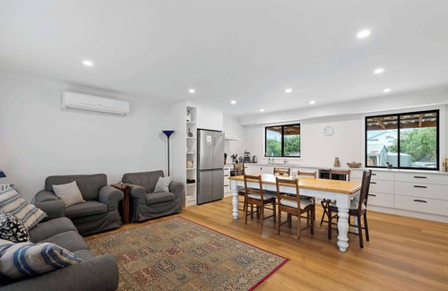 Middleton House | 23 Ellensford Tce - Comfortable Home Two Streets to the Beach