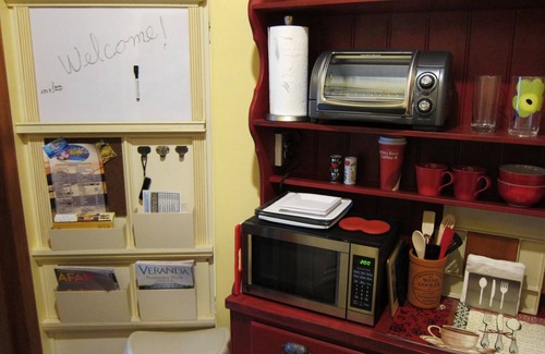 Northridge House | 24/7check-in+ Hi speed WI- FI+ Private Bath+ Kitchenette+ Wash & Dry +Parking