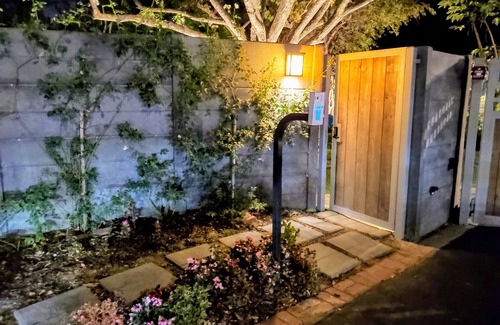 Northridge House | 24/7check-in+ Hi speed WI- FI+ Private Bath+ Kitchenette+ Wash & Dry +Parking