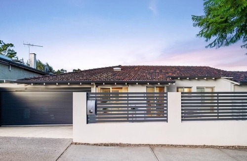 Como House | 24 Something Special 3BR 2BA & Parking