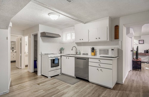 Forest Lawn House | 2428L-KingBed/3BR/Sleep8/Quiet/Family/Full Kitchen