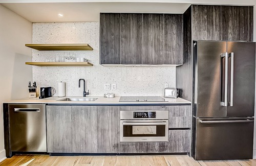 Rainey Street Historic District Condo | 24th floor - Corner condo - lake-view balcony - rooftop pool & gym