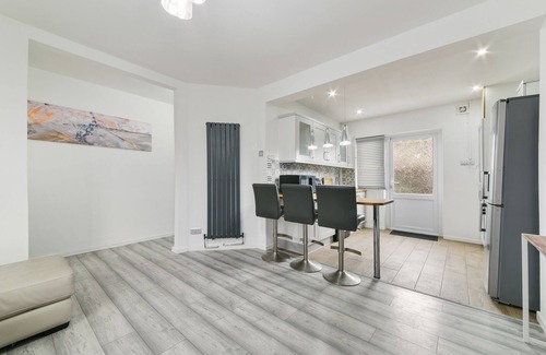 Downham House | 25 Minutes to London City Centre! Family-sized 2 Bed House!