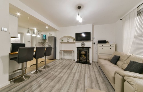 Downham House | 25 Minutes to London City Centre! Family-sized 2 Bed House!