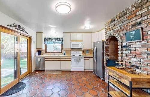 Ventura House | 25% Off October! Comfy Beds, Full AC, Great Patio