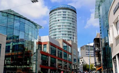 Birmingham City Centre Apartment | 25 World Famous Rotunda 18th floor skyline views