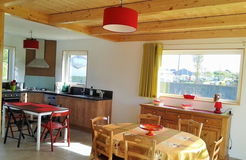 Brignogan-Plage House | 250 m from the beaches and the GR34 coastal path Bright, single-storey wooden house in a quiet residential area.