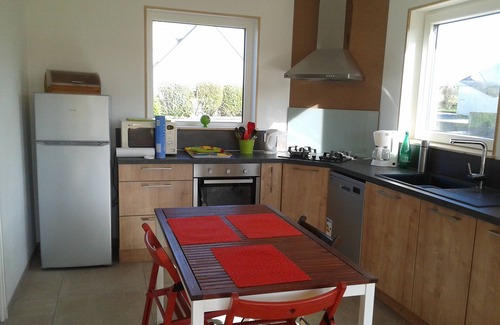 Brignogan-Plage House | 250 m from the beaches and the GR34 coastal path Bright, single-storey wooden house in a quiet residential area.