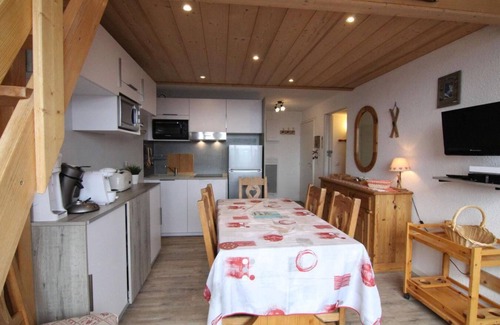 Eclose-Ouest Apartment | 250m from shops, 5th floor, balcony, tv, ski locker, 40m², Alpe d'Huez