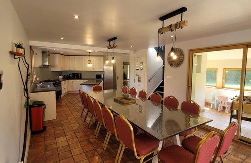 Isigny-le-Buat House | 268 m² Gîte ∙ 6 bedrooms ∙ 15 guests