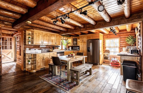 Pleasant View Cabin | 28 Min from Nashville Quiet Log Cabin W/Pool & Spa Sleeps 16