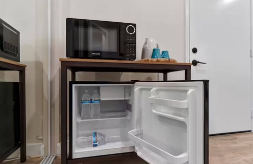 Monrovia House | 2BD 1BA - Convenient - Free P - DTLA l Disneyland
