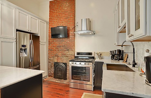 East Riverside House | 2bd/2b Irish Channel live local