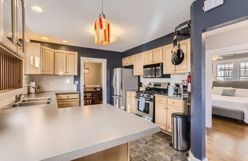 West Highland House | 2bd 2ba Highlands Bungalow I Fire pit I Backyard