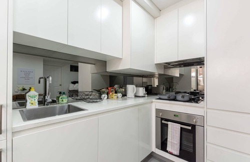 Darling Harbour Apartment | 2BD Apt with Large Courtyard near The Star Casino