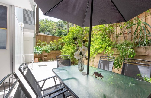 Darling Harbour Apartment | 2BD Apt with Large Courtyard near The Star Casino