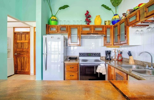 Coco Condo | 2BD Beauty With Big Pool - Walk to Beach