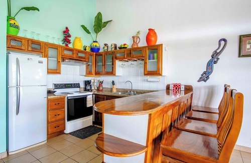 Coco Condo | 2BD Beauty With Big Pool - Walk to Beach