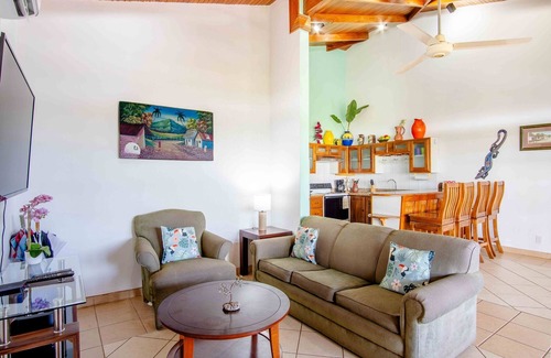 Coco Condo | 2BD Beauty With Big Pool - Walk to Beach