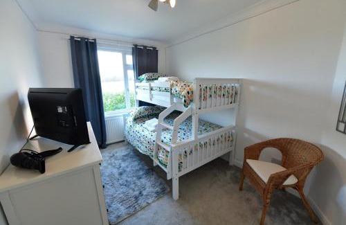 Winterbourne Earls House | 2BD Garden Home - A Short Walk to Stonehenge