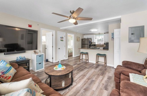 Hampton Condo | 2BD Island Section Gem Pet Friendly Walk to Sand Weekly Discount
