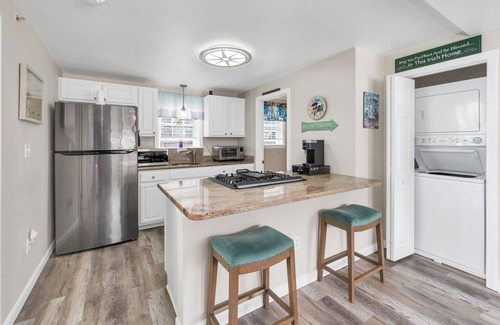 Hampton Condo | 2BD Island Section Gem Pet Friendly Walk to Sand Weekly Discount