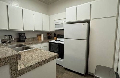 Marina del Rey Apartment | 2BD Marina Condo Near Venice Beach | Pool+Parking