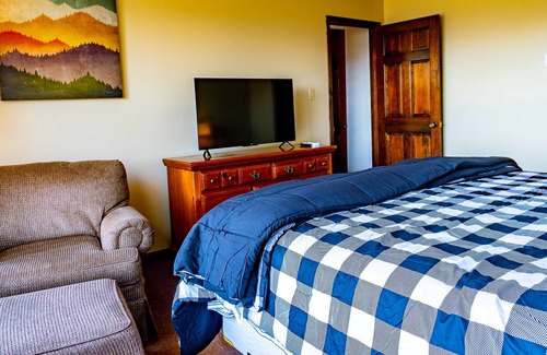 Burnsville Cabin | 2bd Mnt Top Chalet w/ 50 mile views in Pisgah NF!