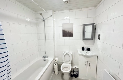 Sudbury Apartment | 2BDR En suite Wembley Apartment Retreat