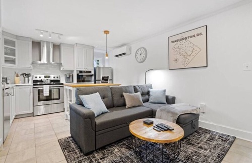 Radnor - Fort Myer Heights House | ⭐️2BDRM-5 min walk to Courthouse Metro/10min to DC⭐️