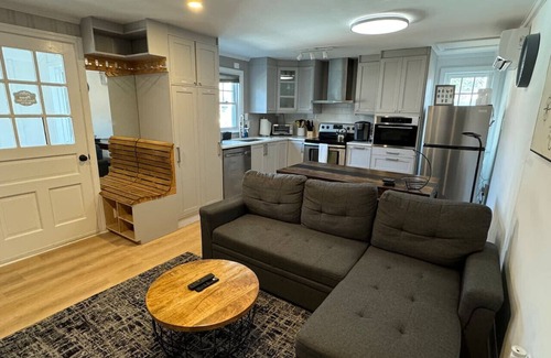 Radnor - Fort Myer Heights House | ⭐️2BDRM-5 min walk to Courthouse Metro/10min to DC⭐️