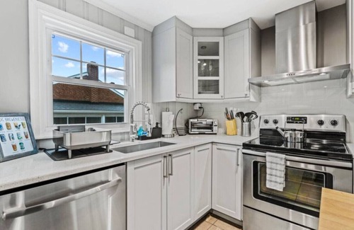 Radnor - Fort Myer Heights House | ⭐️2BDRM-5 min walk to Courthouse Metro/10min to DC⭐️