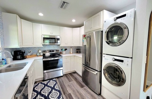 South Gate Ridge House | 2Bed/1Bath Entire House Mins to Beach+Downtown