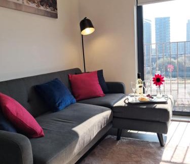 Salford Apartment | 2Bed 2Bath Private Balcony, Superior Waterfront View Apt, Parking FREE WiFi 10mins Media City, Salford Quays, Old Trafford, City Centre