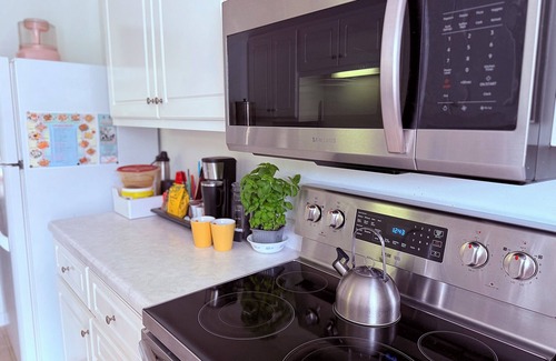 Huntcliff House | 2bed/2bath Townhome with Fenced Yard, Pet Friendly and Adjustable Bed