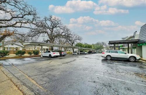Clarksville Apartment | 2Bed Apartment in Downtown Austin - Close to UT, ACL, 6th, Lake & More