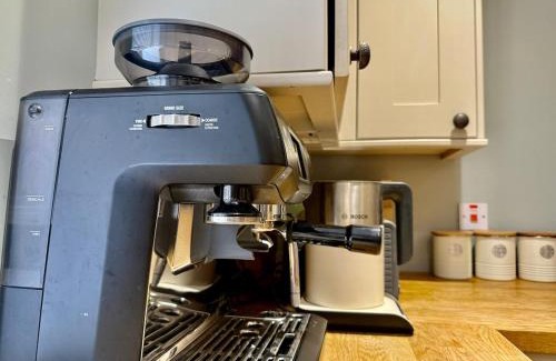 Hook Apartment | 2Bed Cottage Near Odiham Castle Scenic Field Views