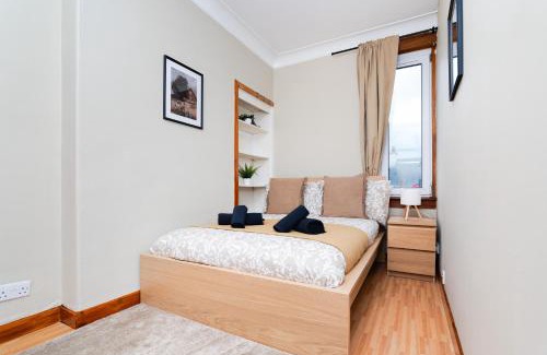 Grangemouth Apartment | 2Bed Upper Cottage Flat-On Street Parking