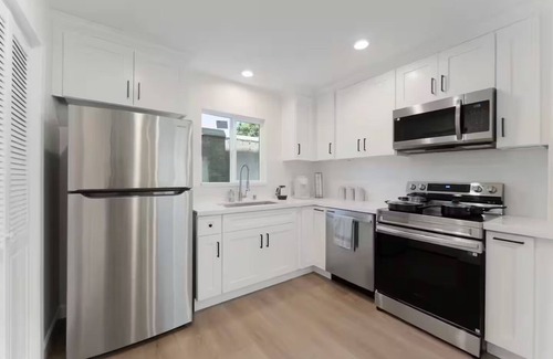 Monrovia House | 2Bedroom - 1Bath - Quiet - DTLA - Outdoor Space - Free Parking