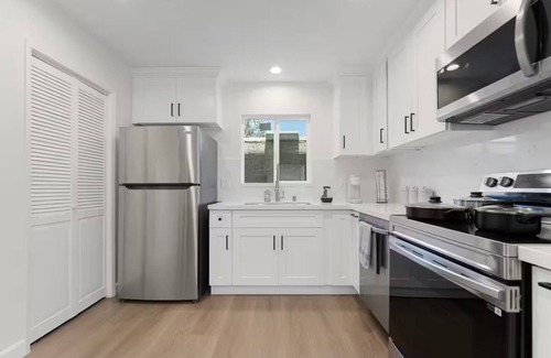 Monrovia House | 2Bedroom - 1Bath - Quiet - DTLA - Outdoor Space - Free Parking