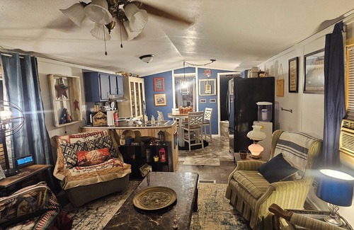 Summit House | 2bedroom mobile home in peaceful Ironton with AC has front door back door camera