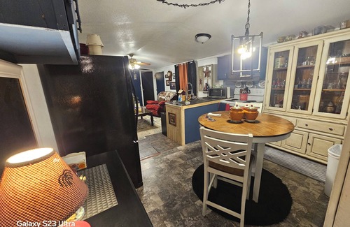 Summit House | 2bedroom mobile home in peaceful Ironton with AC has front door back door camera