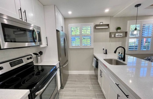 Central Beach Condo | 2BR/1BA Newly Renovated Condo - Walk to the Beach!
