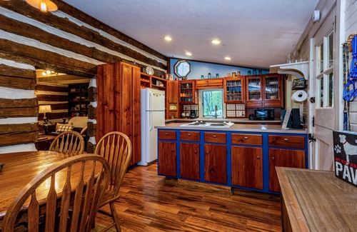 Helmsburg Cabin | 2BR+, 2 BA