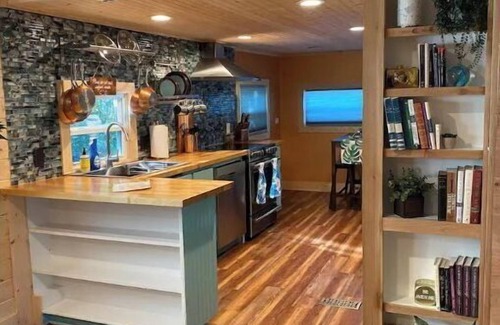 Emerald Isle House | 2BR/2BA, Clean, Comfy & Steps from Dining & Sound w/Tesla charging station