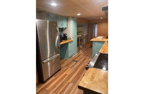 Emerald Isle House | 2BR/2BA, Clean, Comfy & Steps from Dining & Sound w/Tesla charging station