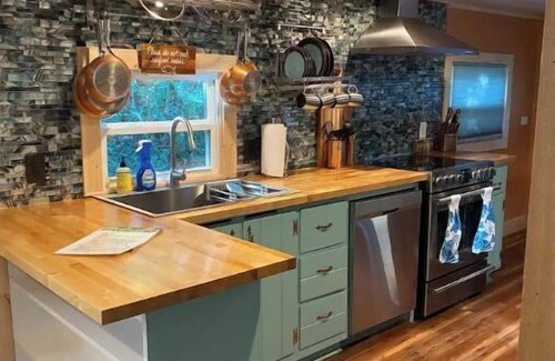 Emerald Isle House | 2BR/2BA, Clean, Comfy & Steps from Dining & Sound w/Tesla charging station