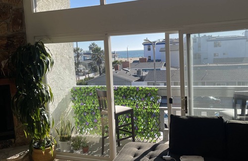 Hermosa Beach Condo | ✅2Br-2Bth🌴1/2 Block off Hermosa Beach Sand 🌊Ocean View 🚗 2 Garage Parking