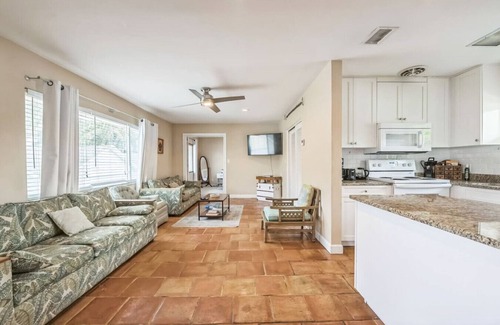 Crescent Lake Apartment | 2BR Apt at Crescent Lake!