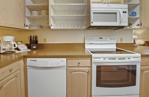 Kihei Condo | 2BR Apt near Kam 1 Beach, Pool, Hot Tub, Gym